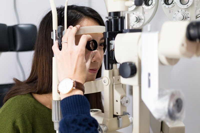 視力模糊不一定是白內障，也可能是角膜受傷、視網膜或視神經問題。圖／123RF