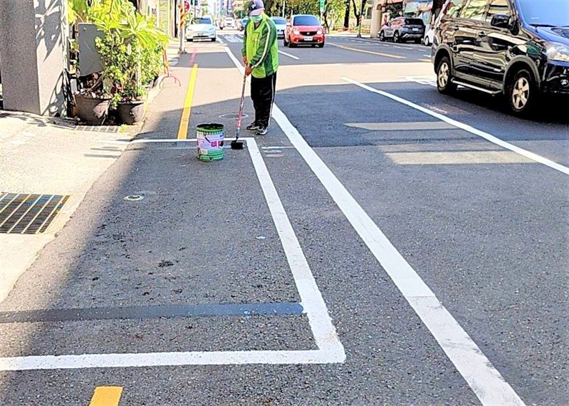 台南市調整尺寸過小的停車格位。圖／交通局提供