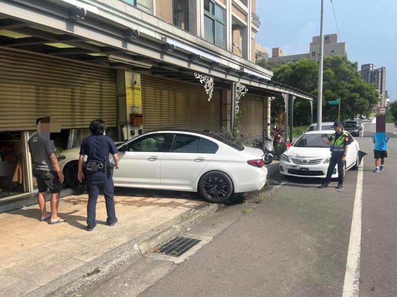 新北市林口區6日下午有1輛BMW M5性能房車，在街頭失控飄移橫向打滑衝撞路旁民宅，車內1男1女腦震盪、腰痛送醫，25歲肇事駕駛聲稱操作不慎導致車速過快，失控釀成車禍。記者林昭彰／翻攝