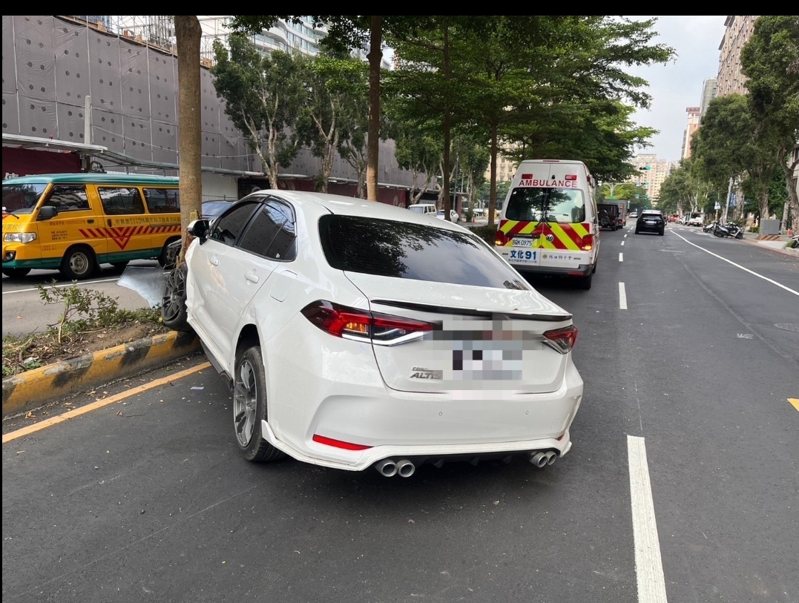 女子駕日系國產房車自撞分隔島　竟隨即搭車離開現場！