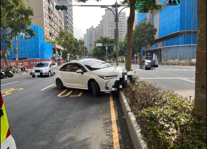 蕭姓女駕駛今天早上人車在新北市林口區文化三路一段自撞分隔島，蕭女搭車逃離現場，警追查中。記者曾伯愷／翻攝