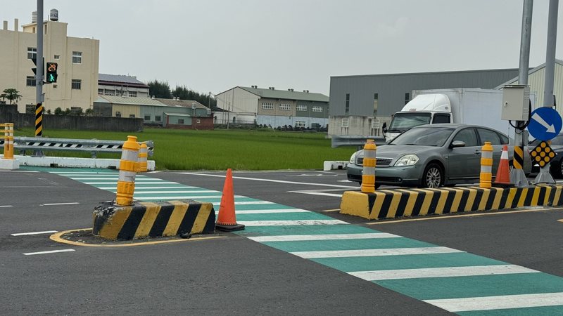 和美鎮嘉卿路與彰新路口也因設置行人庇護島，剛完工就發生3起車禍，縣議員賴清美說，她建議在分隔島上設置大型防撞桿後，才逐漸改善。圖／賴清美提供