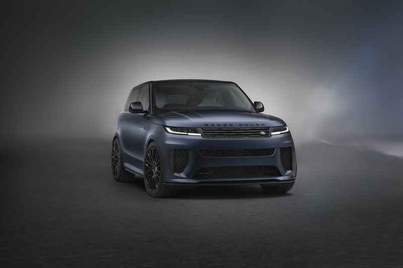 Range Rover宣布延續其高性能SUV旗艦產品，正式公開亮相全新Range Rover Sport SV Edition Two，台灣將限量導入40席配額，建議預售價新台幣730萬元起。

 圖／JLR Taiwan提供