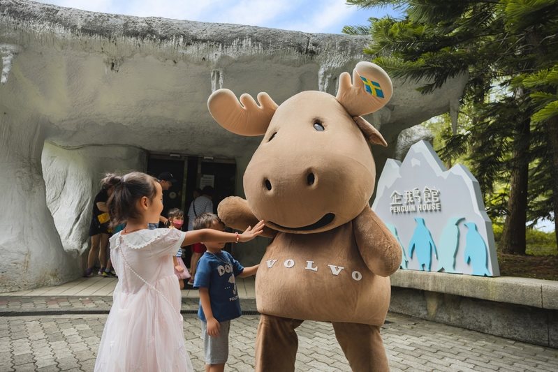 VOLVO 宣布與臺北市立動物園展開動物認養計畫，呼籲園區參觀的親子遊客一起響應減碳行動。 圖／國際富豪汽車提供