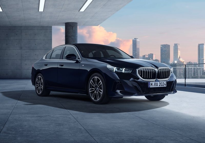 BMW全新世代5系列提供分期購車禮遇(150萬40期0利率)及3年租賃禮馭優惠方案，本月交車領牌加贈晶華酒店集團3天2夜5星假期。 圖／汎德提供