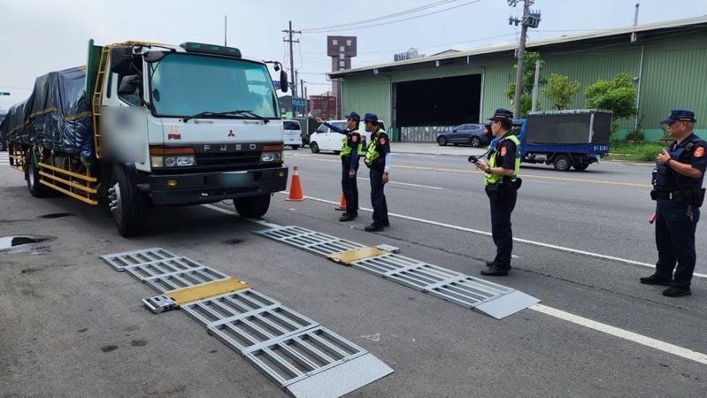 台南常見大型車超載各式違規，警方以活動地磅攔查取締。圖／新營分局提供