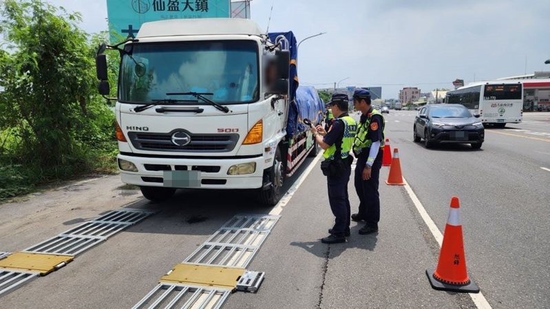 台南常見大型車超載各式違規，警方以活動地磅攔查取締。圖／新營分局提供