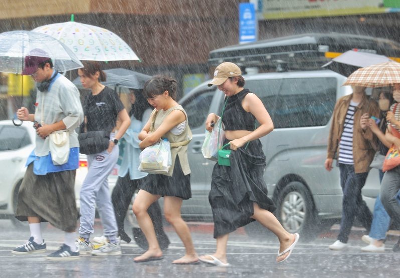 中央氣象署表示，今天大台北、東部、東南部地區及各地山區有局部大雨發生的機率，預計持續至明天清晨。本報資料照片