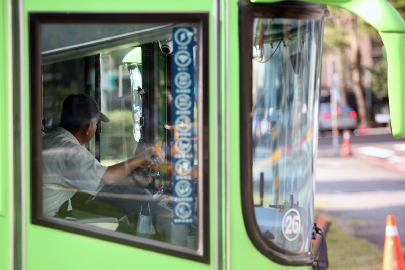 遊覽車駕駛員工會及協會發布聯合聲明表示，交通部以行車安全為由，要求遊覽車業者設置GPS及ADAS等產品，若業者不從就予以裁罰，號召業者8月26日到交通部集結抗議。聯合報系資料照