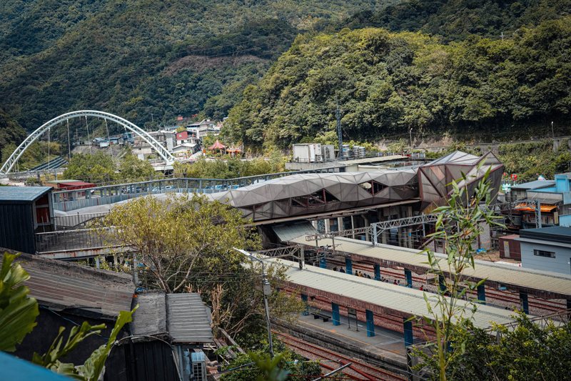 從猴硐貓村上方鳥瞰整個猴硐車站的景色。 記者趙駿宏／攝影