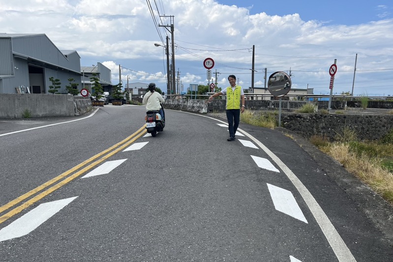 宜蘭試辦「視覺化減速標線」民眾霧煞煞，誤以為提醒「加速通過」，冬山鄉長林峻輔今天現勘，加強宣導用路人減速。圖／鄉公所提供