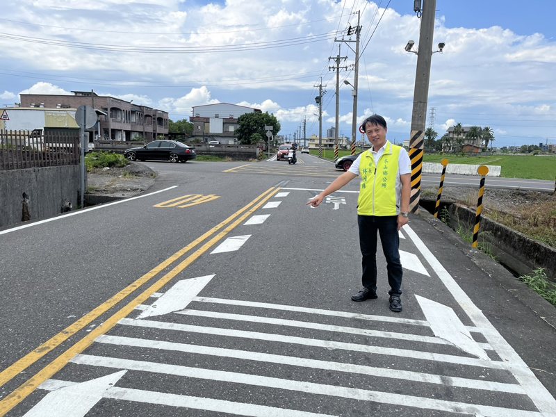 宜蘭在冬山鄉試辦「視覺化減速標線」，但傳統的橫條「減速標線」也同時存在，雙重提醒用路人減速。圖／鄉公所提供