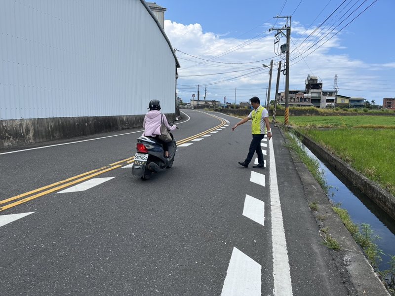 宜蘭試辦「視覺化減速標線」民眾霧煞煞，誤以為提醒「加速通過」，冬山鄉長林峻輔今天現勘，加強宣導用路人減速。圖／鄉公所提供