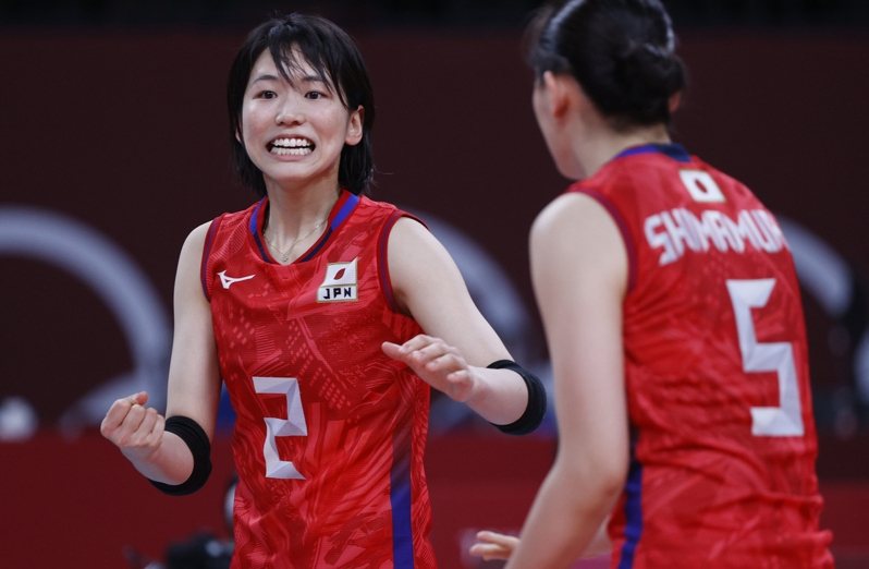 日本國家女子排球隊長古賀紗理那（左）今天在東京都召開退休記者會，宣告結束9年的職業排球選手生涯。 路透