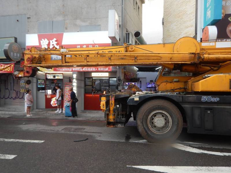 台中市吳姓男子今天下午駕駛休旅車行經逢甲商圈時，被違規逆向的吊車撞上，車門毀損。記者陳宏睿／翻攝