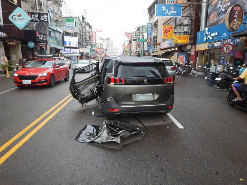 台中市吳姓男子今天下午駕駛休旅車行經逢甲商圈時，被違規逆向的吊車撞上，車門毀損。記者陳宏睿／翻攝