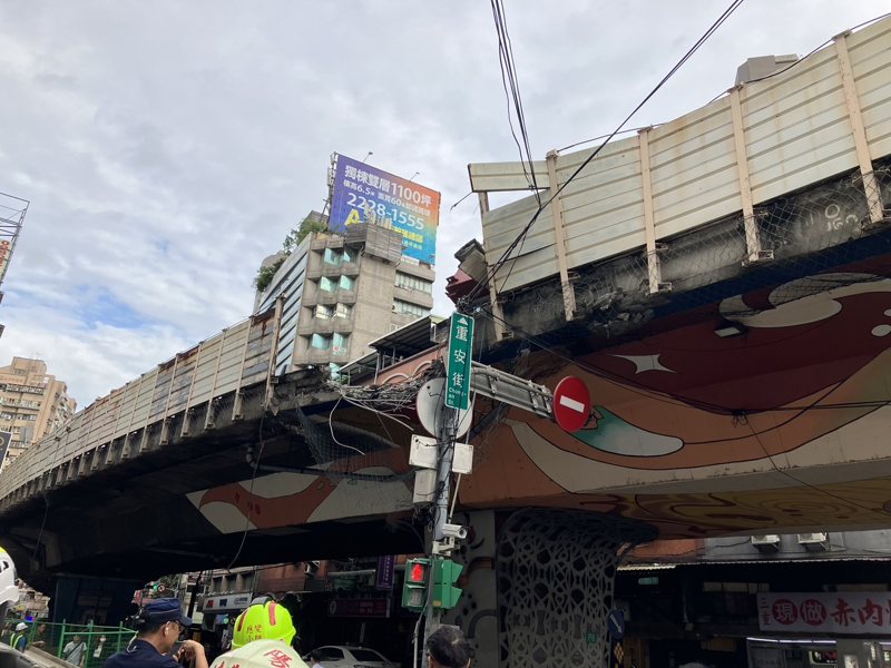 三重重安街上方台一線高架護欄遭鋼梁砸破。圖／取自新北消防發爾麵臉書