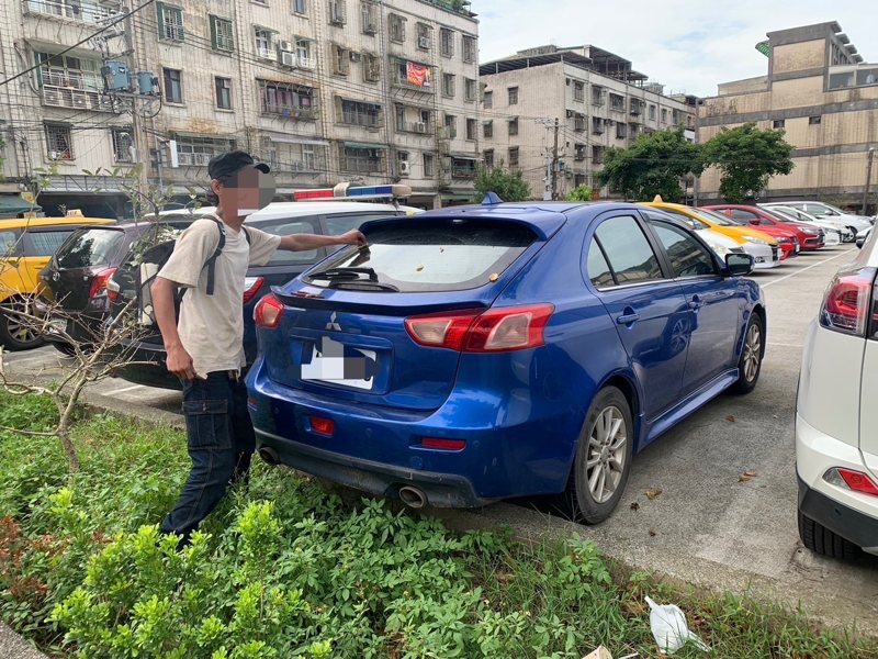 基隆市近日出現假車牌街頭行駛，昨天陸續逮捕李姓等10名車主，他們多因超速、酒駕車牌被扣，自稱上網購買假車牌懸掛，每面車牌7到9千元不等。記者游明煌／翻攝