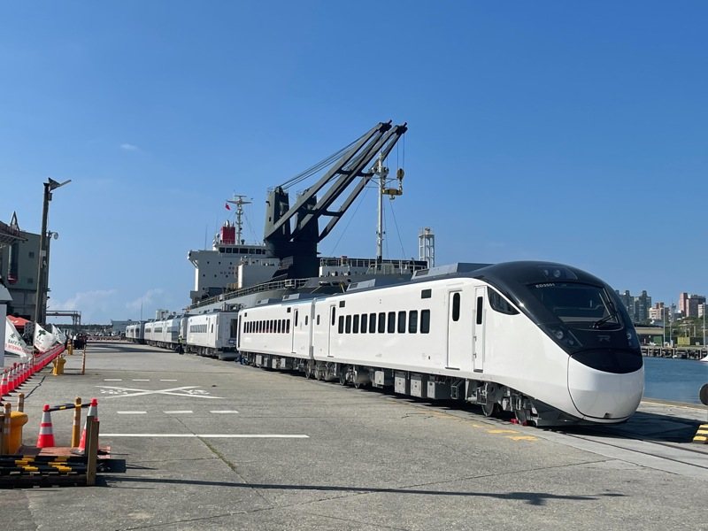 台鐵EMU3000車廂完成卸載。圖／台灣港務公司提供