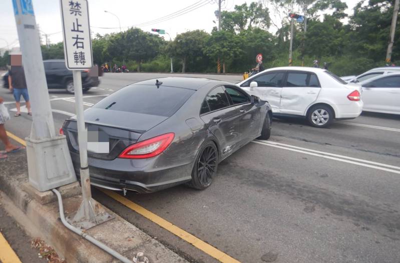 會不會開車？了 借牌賓士車迴轉油門踩太猛衝撞分隔島