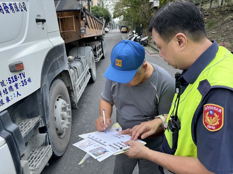 警方至建築工地向業者及駕駛約制及告誡務必遵守交通法規及小心駕駛。記者黃子騰／翻攝