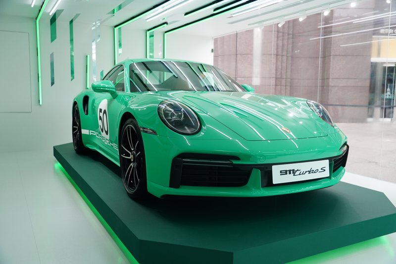 Lighter Green的保時捷 911 Turbo S是台灣保時捷特別為了Turbo 50周年所定製。 記者趙駿宏／攝影