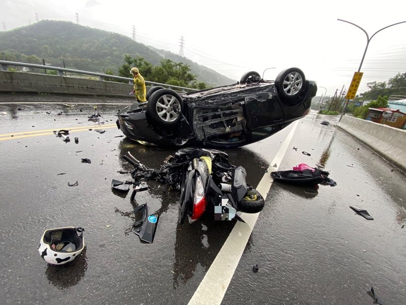 雨天打滑是相當常見的交通事故。 圖／苗栗警察分局提供