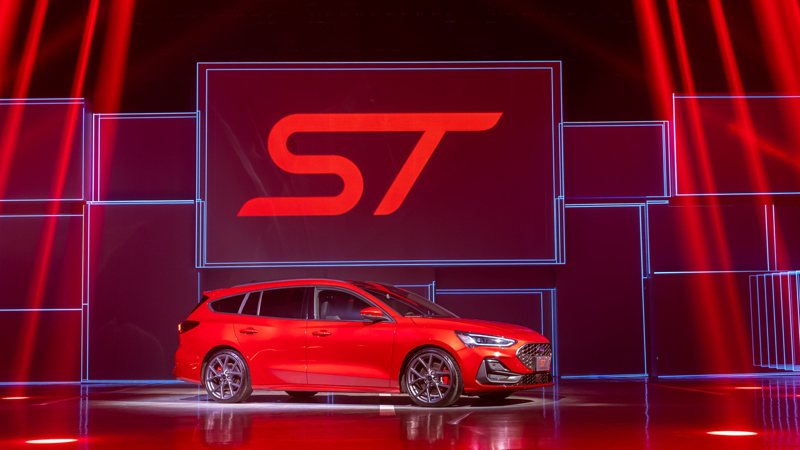 儼然成為德製五門掀背鋼砲及性能旅行車代名詞的New Ford Focus ST，以2.3L EcoBoost®雙渦流渦輪增壓汽油引擎作為動力核心，造就280ps、42.3kg-m的強悍性能輸出。 圖／福特六和提供