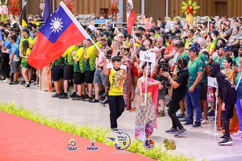 國際實用射擊聯盟8月底在印尼舉辦澳洲-亞洲手槍射擊錦標賽，開幕式有中國選手試圖拆下中華民國國旗。 圖擷自陳信宏臉書