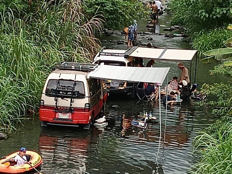 越野車擅闖宜蘭福德坑溪，遊客搭棚烤肉，人車把野溪佔好佔滿了，民眾痛批破壞生態，但相關法令卻難以開罰。圖／翻攝自頭城大小事臉書