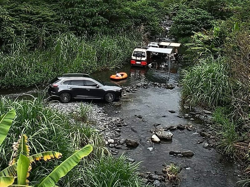 越野車擅闖宜蘭福德坑溪，遊客搭棚烤肉，人車把野溪佔好佔滿了，目擊民眾痛批破壞生態，但相關法令卻難以開罰。圖／翻攝自頭城大小事臉書