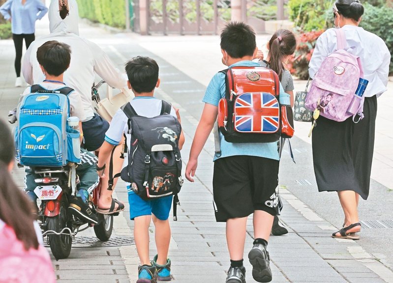 胖小子比率居高不下，醫師提醒家長務必陪著孩子做好飲食控制，養成運動習慣。示意圖，非新聞當事人。本報資料照片