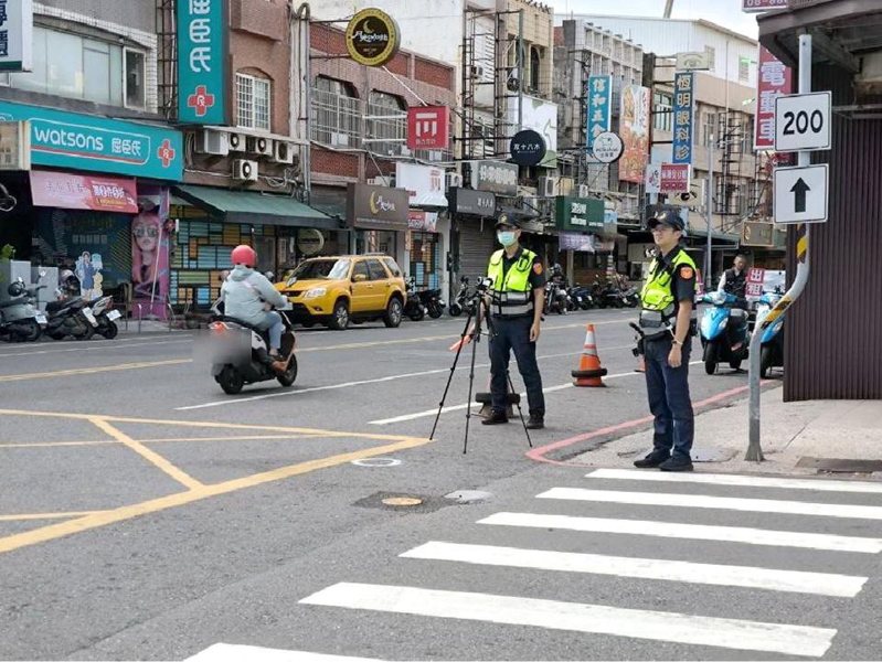 屏東縣警察局9月2日至4日執行「路口車不停讓行人暨行人違規」專案取締。圖／警方提供