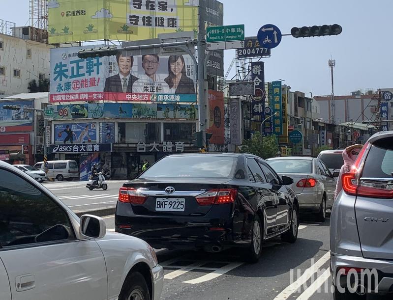 台南市永康區與東區毗鄰，往來車流大又難停車，尤其是中華路一帶。記者吳淑玲／攝影