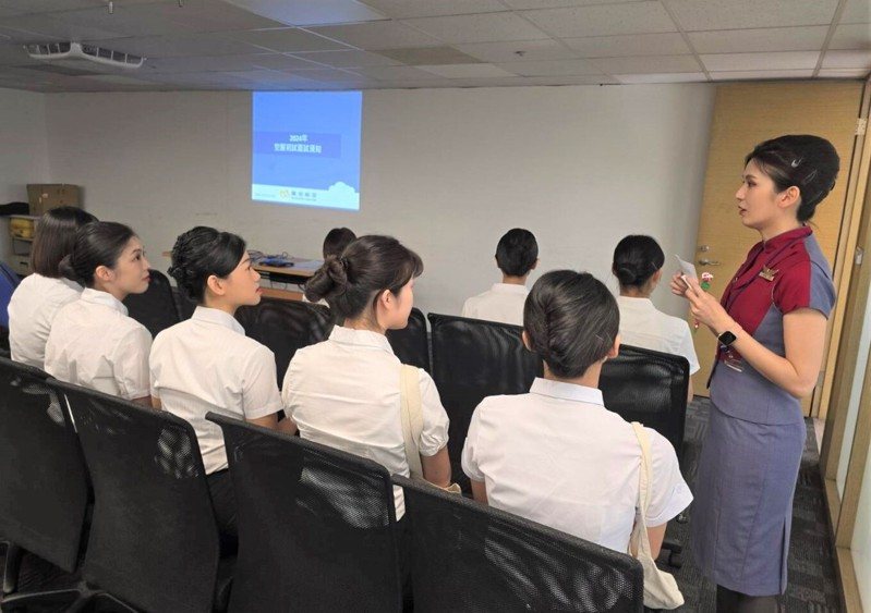 華信航空7日舉行空服員招考初試，預定14日複試，總共1332人報名，最後預計錄取人數為12名，錄取率不到1%。（華信航空提供）中央社