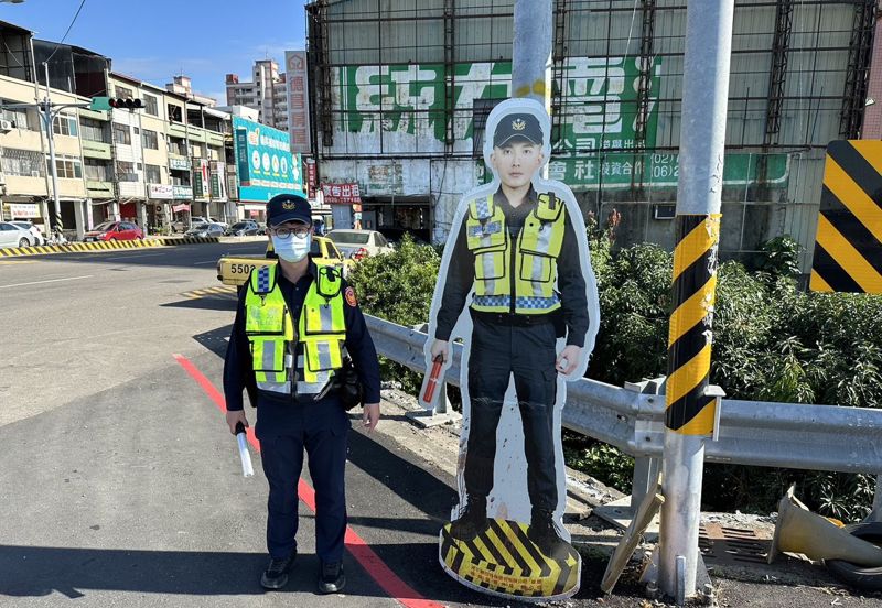 台中大里區大里橋銜接中興路一段路口，日前放置一面警察人形立牌，並常有員警巡邏守望，增加見警率。圖／台中市警察局霧峰分局提供