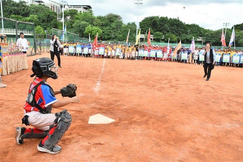 化縣長王惠美主持「2024年第16屆卦山盃全國少棒青少棒錦標賽」開球儀式。圖／彰化縣政府提供