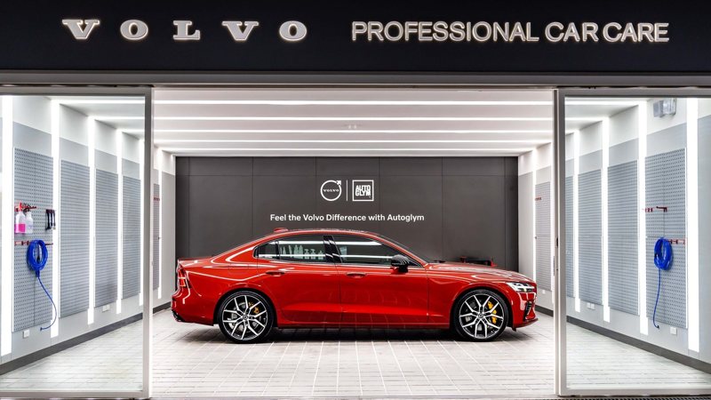 VOLVO Professional Car Care 配置 2 個精緻洗車及 2 個汽車美容區域，導入英國皇家 Auto Glym 專業汽車美容技術及產品，以頂尖呵護的態度與專業技術加持，給予每一位車主愛車最尊榮不凡的一流服務饗宴。 圖／國際富豪汽車提供