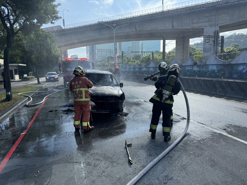 爆胎還繼續開！汐止大同路聯合報前輪框磨地火燒車