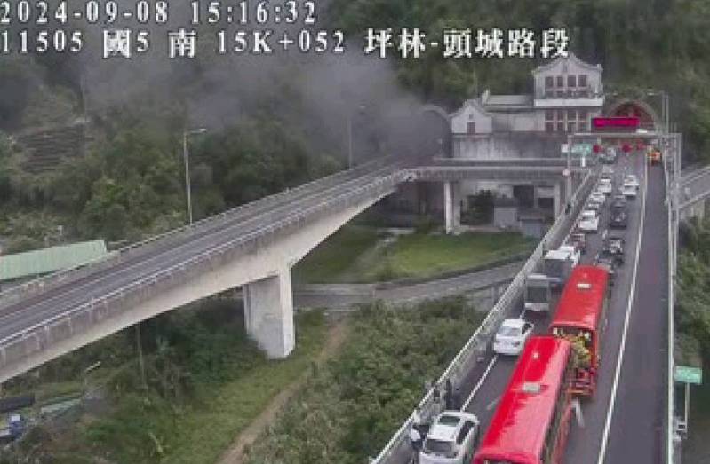 國5雪山隧道將近3點發生火燒車，目前南北向車道全線封閉，車流回堵6公里。圖／截自高公局路況即時系統