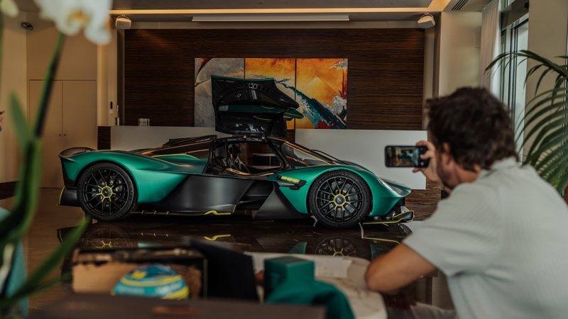 Fernando Alonso與他定制的Aston Martin Valkyrie。 圖／Aston Martin