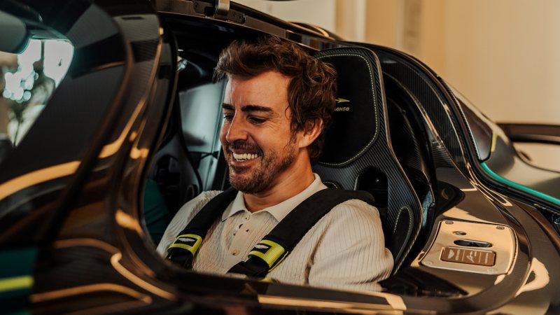 Fernando Alonso與他定制的Aston Martin Valkyrie。 圖／Aston Martin