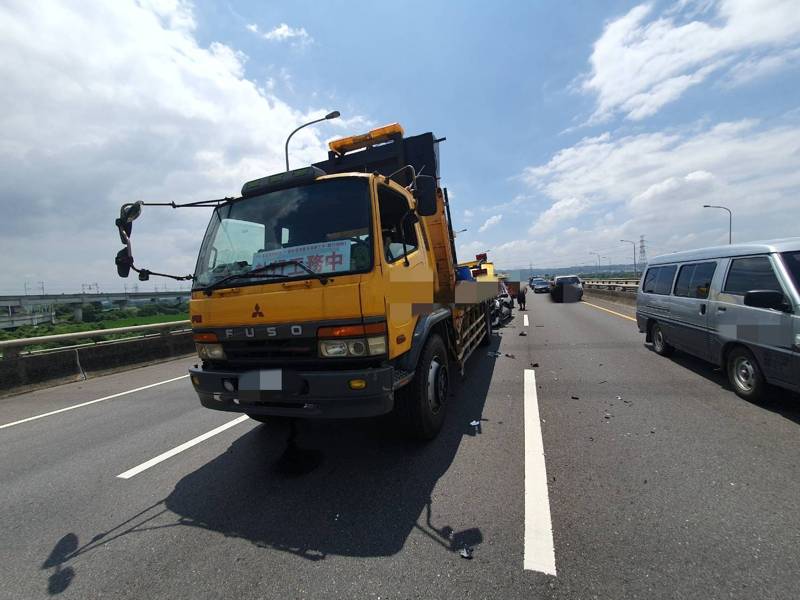 台中市張姓男子在今早開車行經台74線北上1.6公里時，撞上緩撞車，車頭近乎全毀，幸命大僅輕傷。記者陳宏睿／翻攝