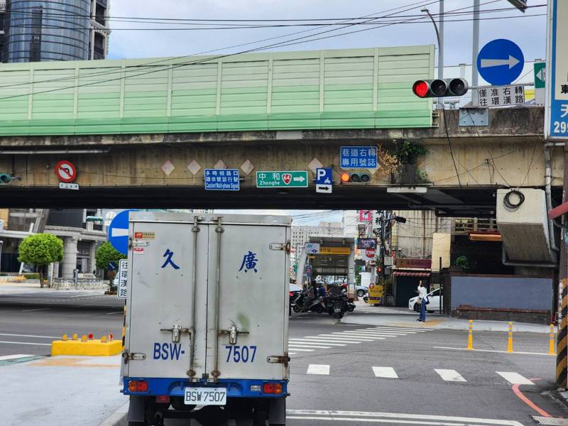 車輛違規右轉上大漢橋，與大漢橋車流交會易衍生交通事故。記者黃子騰／翻攝