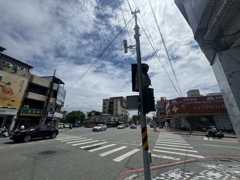 花蓮市中山路為主要道路，為保障行人交通安全，警方在中山路與建中街、中山路與商校街口建置路口不停讓行人科技執法設備。圖／花蓮縣警局提供