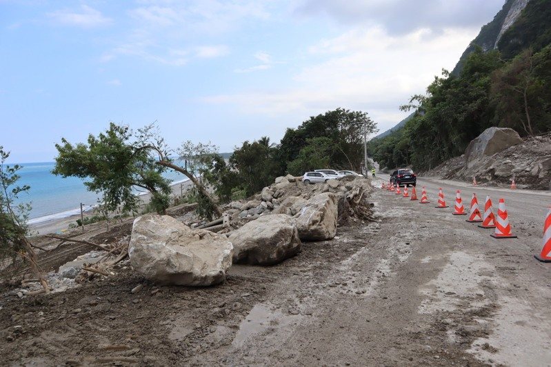 台9線164.5K蘇花公路崇德路段8日發生邊坡坍方土石流，泥流溢流至台鐵軌道，以致當天鐵公路北向交通均受影響；在蘇花公路下方即為台鐵北迴線鐵軌軌道。 中央社