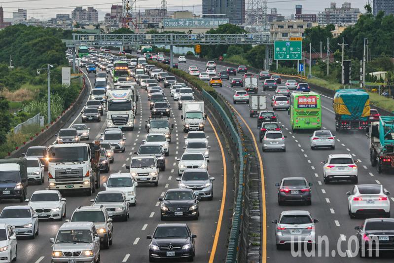 下週二是中秋節，不少民眾利用這個週末提早返鄉過節，國道一號南下彰化系統-埔鹽系統出現大量車潮，時速不到20公裏。記者黃仲裕／攝影