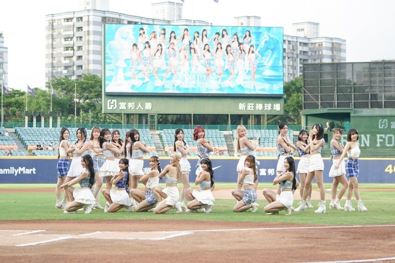 富邦悍將隊「寵愛天使」主題日吸引8052人進場，Fubon Angels22位成員全員到齊。圖／富邦悍將隊提供