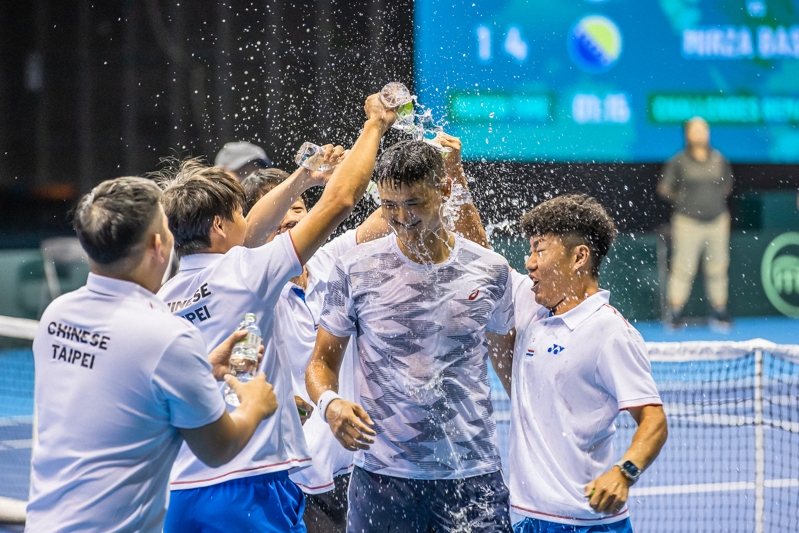 吳東霖獨拿兩點，奪勝後接受隊友灑水慶祝。圖／中華網球協會提供