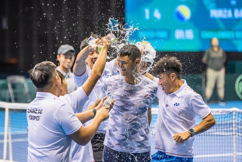 吳東霖獨拿兩點，奪勝後接受隊友灑水慶祝。圖／中華網球協會提供